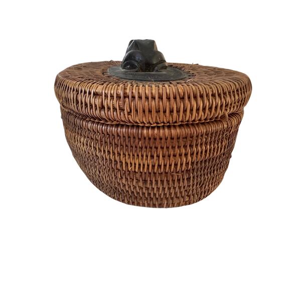 Indonesian Lombok woven reed grass basket trinket box with carved frog lid. - Picture 7 of 9